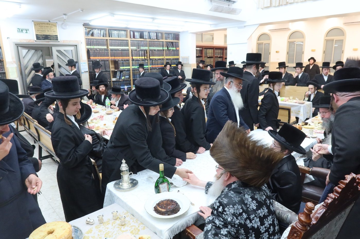 שמחת בר המצווה בטשארנאביל - קרעטשניף קריית גת | צילום: א. שטול, מהנעשה והנשמע