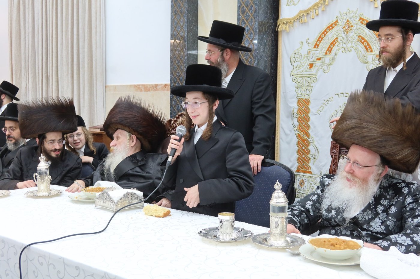 שמחת בר המצווה בטשארנאביל - קרעטשניף קריית גת | צילום: א. שטול, מהנעשה והנשמע