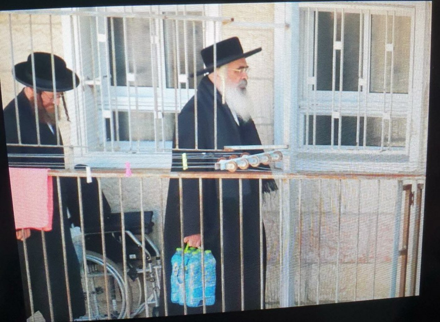 האדמו"ר מדושינסקיא שליט"א סוחב בקבוקי שתייה