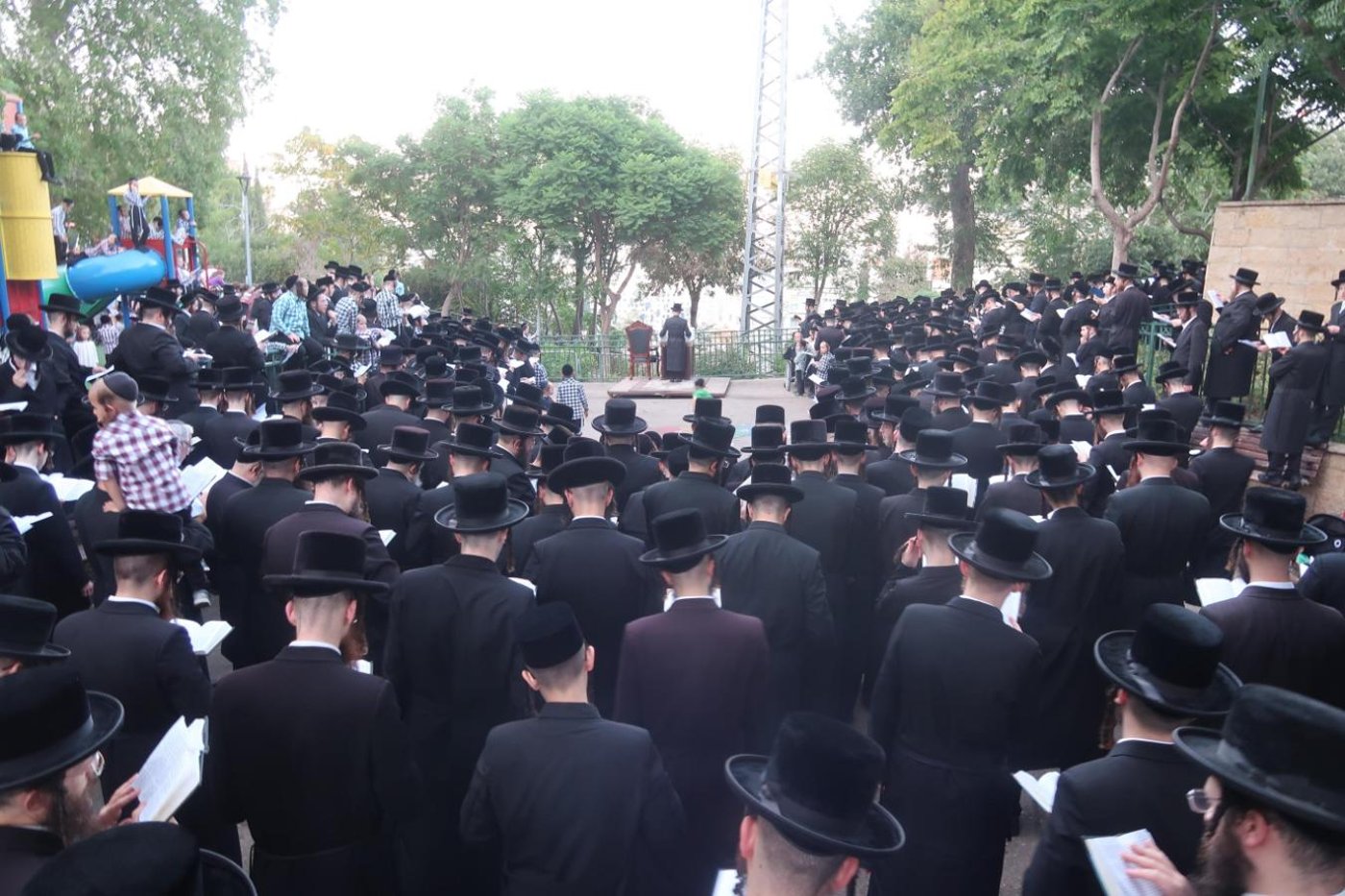 ערב ומוצאי יום הכיפורים בחצר הקודש סערט ויז'ניץ