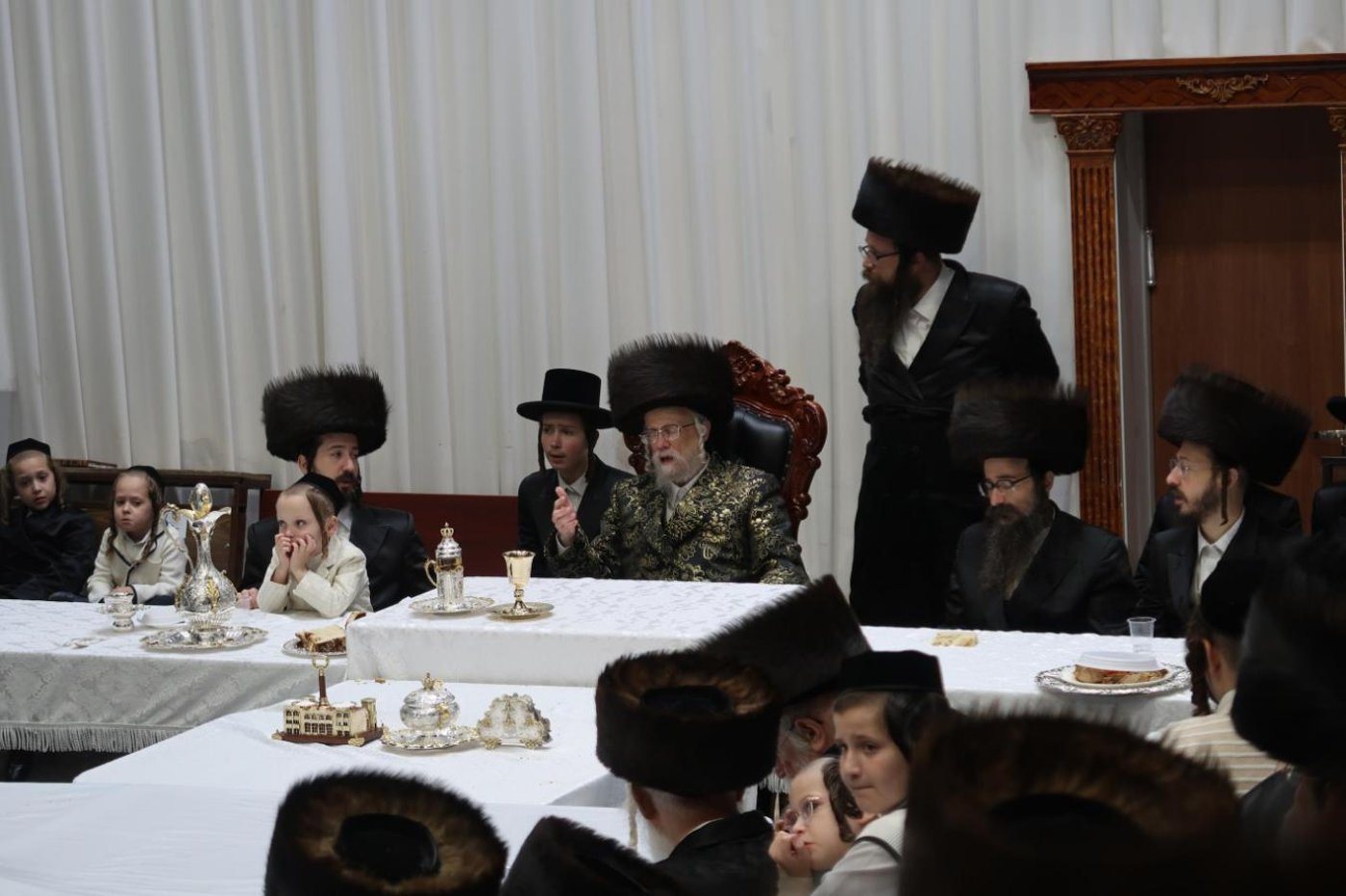ערב ומוצאי יום הכיפורים בחצר הקודש סערט ויז'ניץ