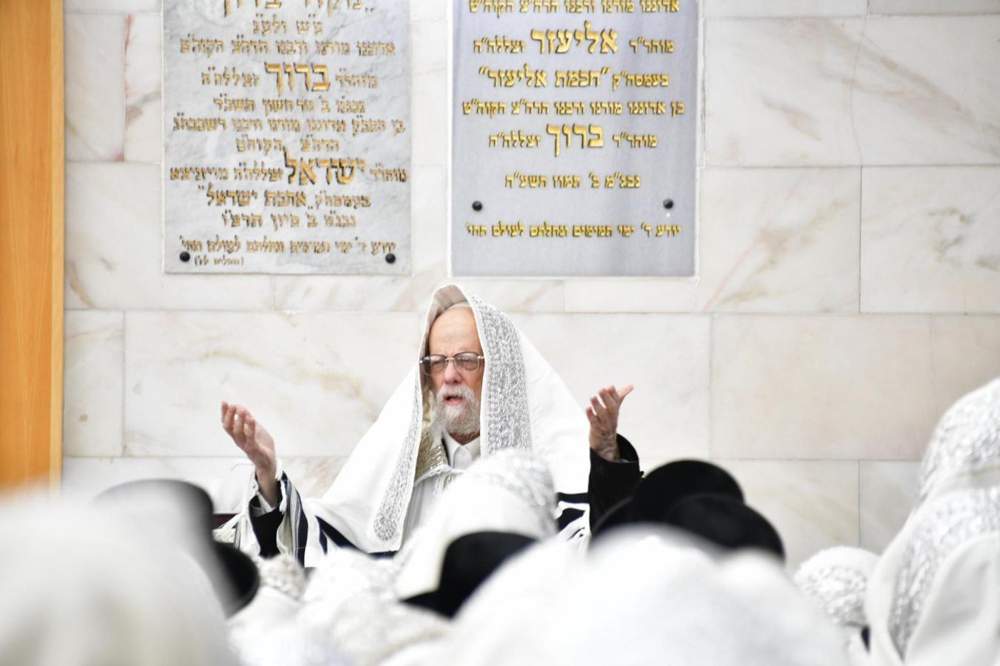 ערב ומוצאי יום הכיפורים בחצר הקודש סערט ויז'ניץ
