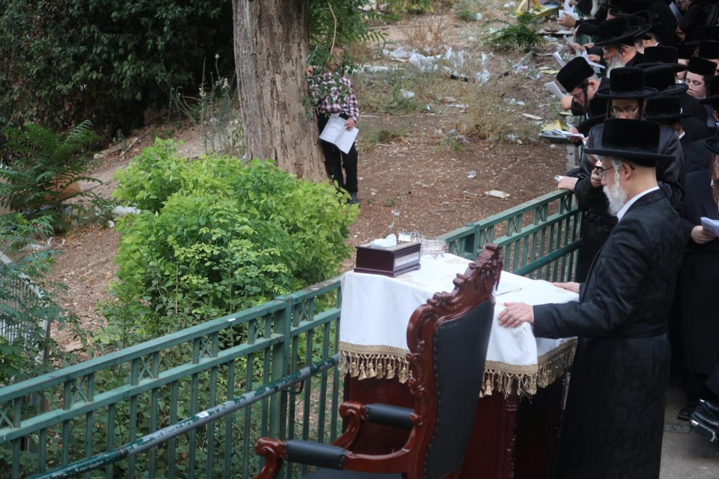 ערב ומוצאי יום הכיפורים בחצר הקודש סערט ויז'ניץ