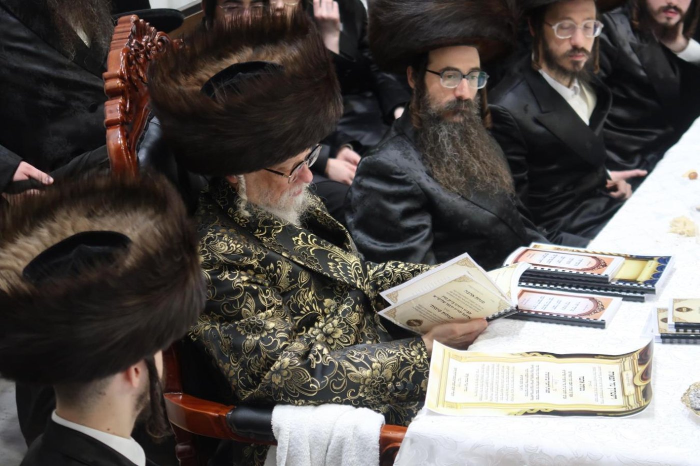 ערב ומוצאי יום הכיפורים בחצר הקודש סערט ויז'ניץ