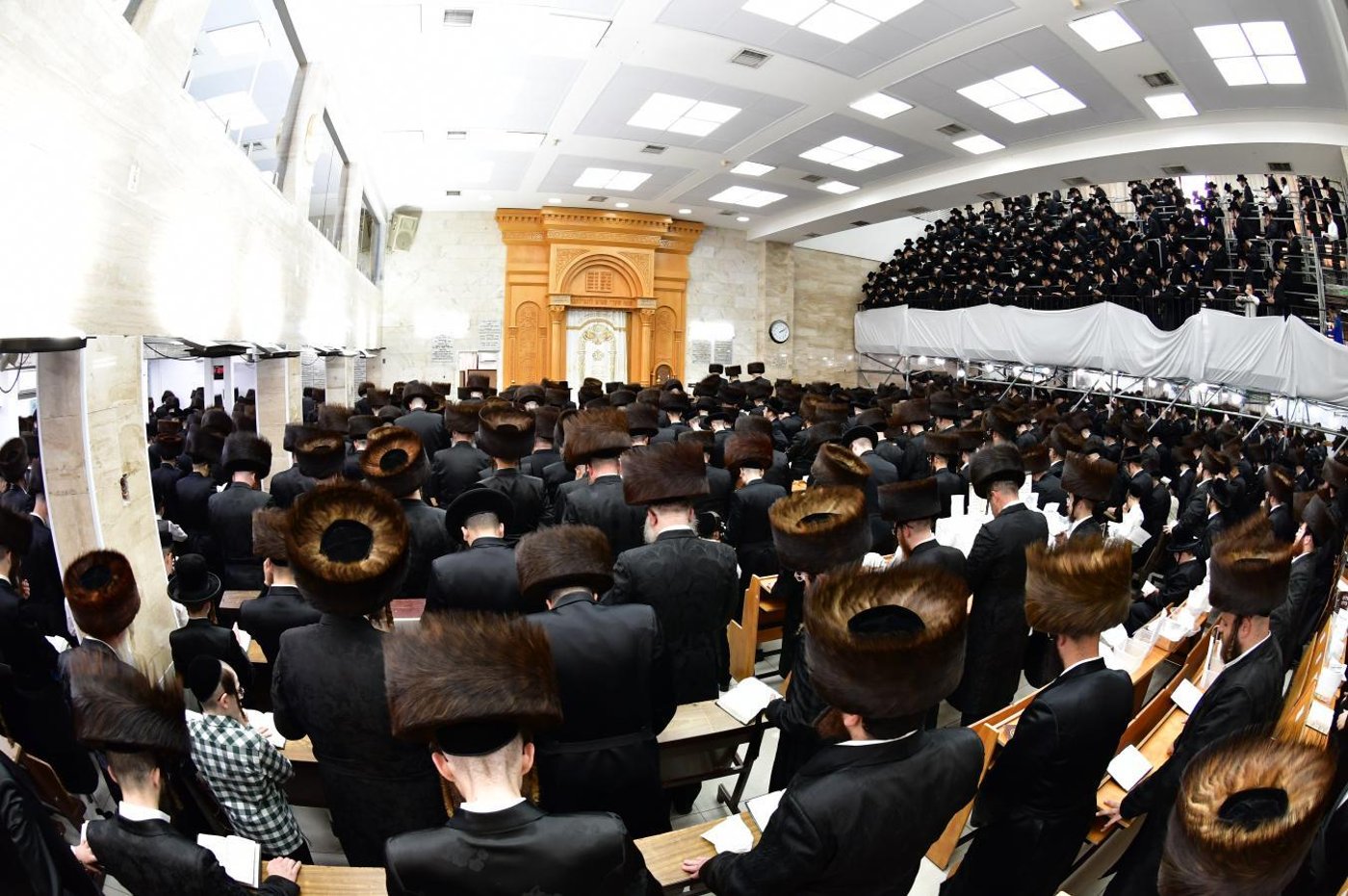 ערב ומוצאי יום הכיפורים בחצר הקודש סערט ויז'ניץ