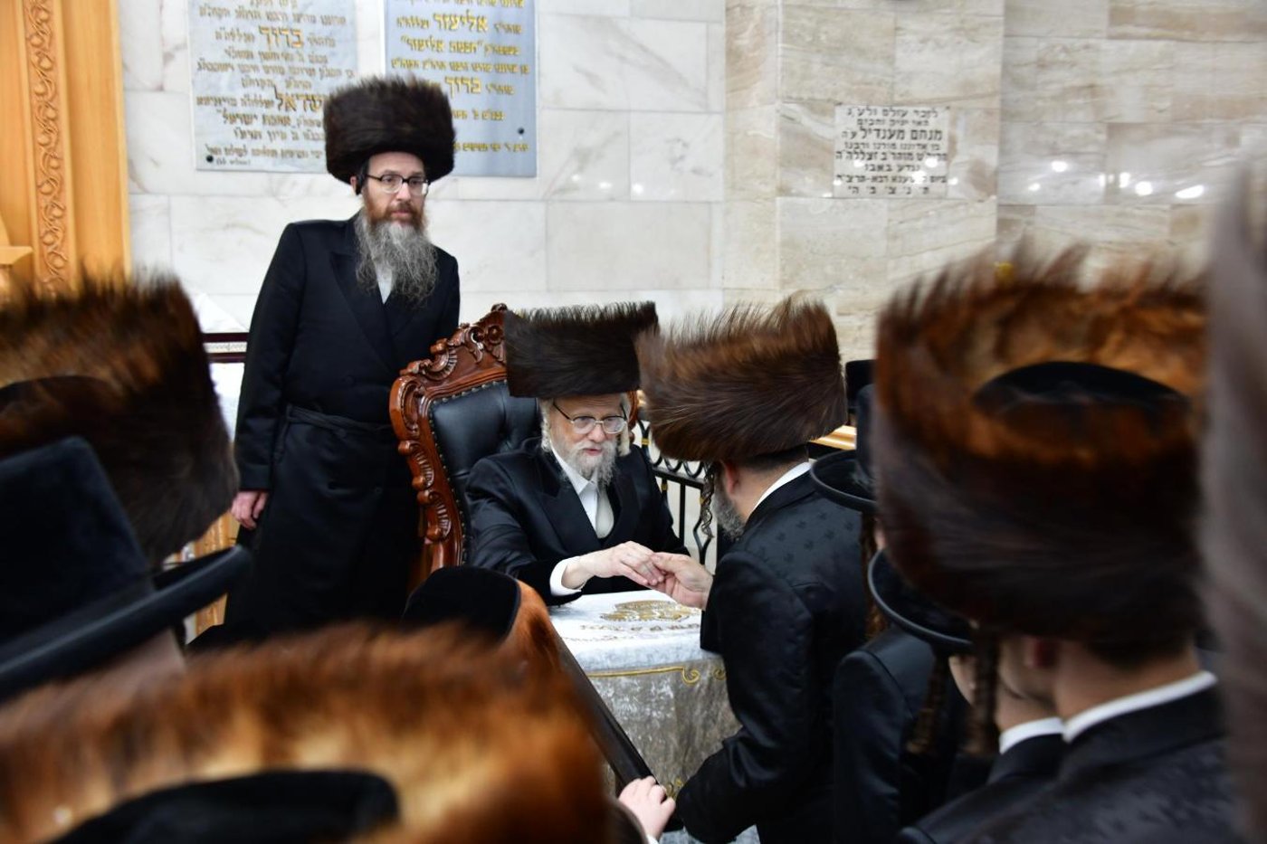 ערב ומוצאי יום הכיפורים בחצר הקודש סערט ויז'ניץ
