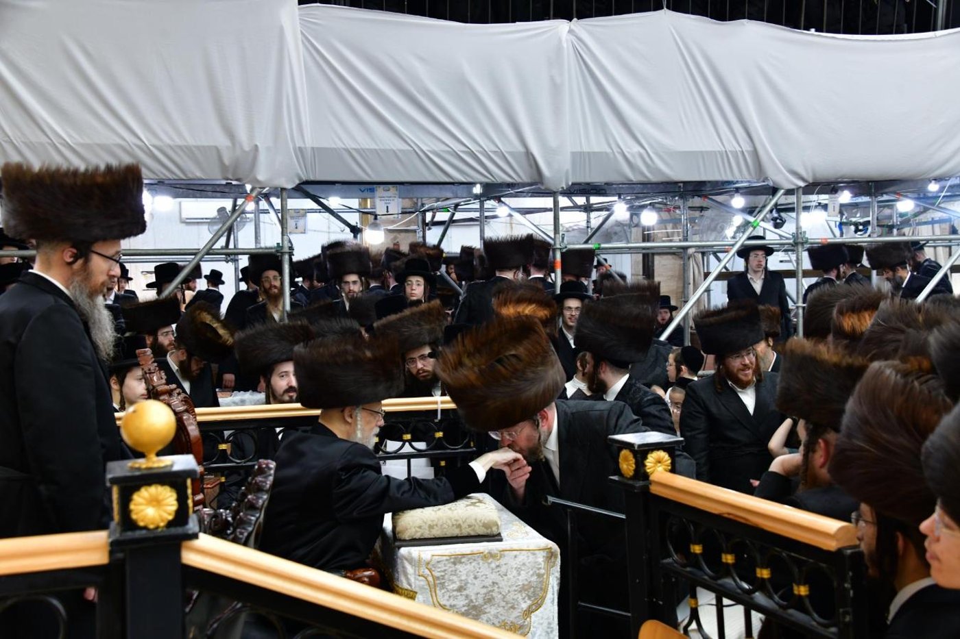 ערב ומוצאי יום הכיפורים בחצר הקודש סערט ויז'ניץ