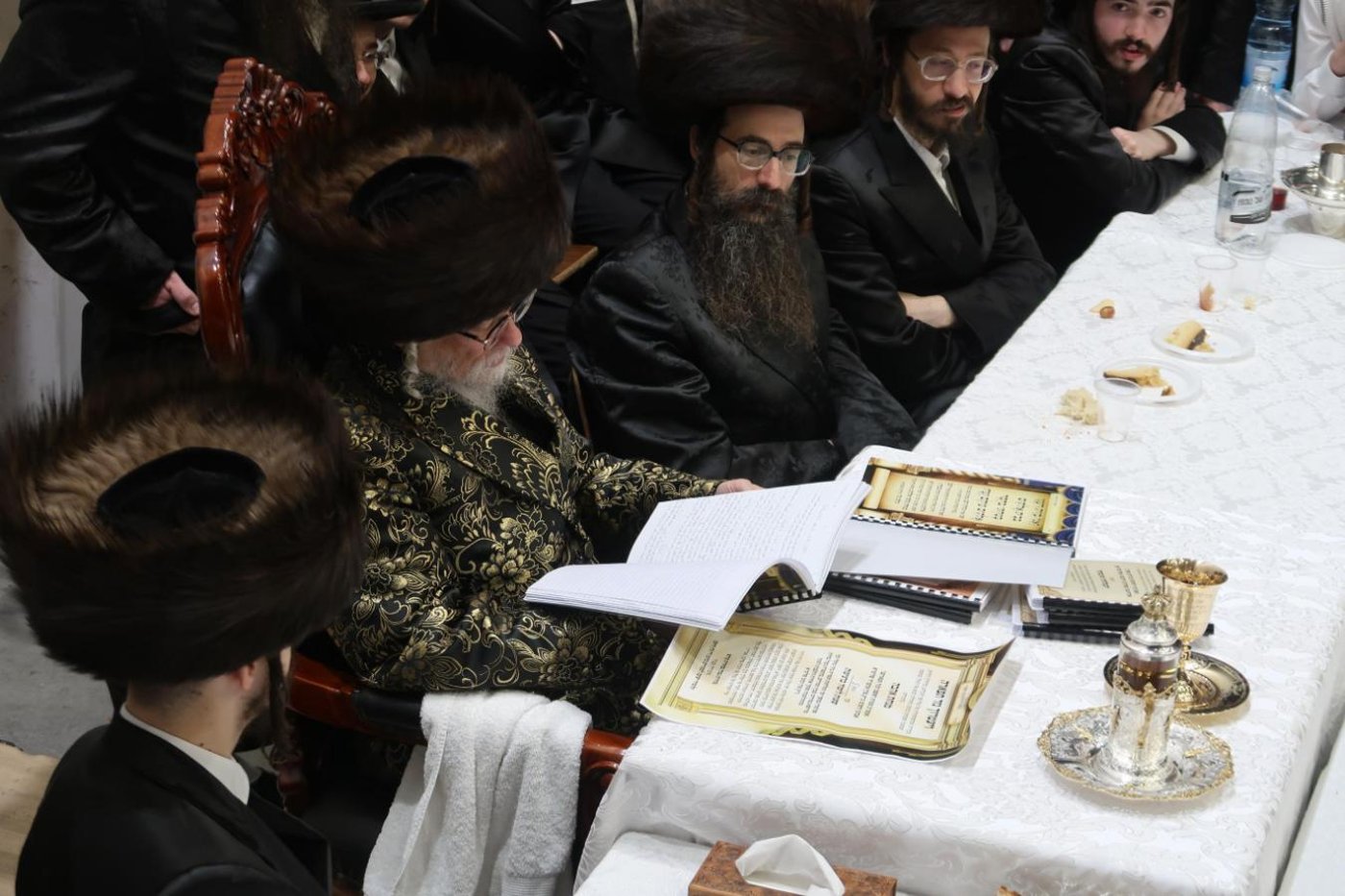 ערב ומוצאי יום הכיפורים בחצר הקודש סערט ויז'ניץ