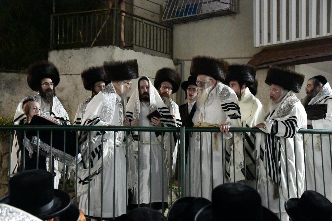 ערב ומוצאי יום הכיפורים בחצר הקודש סערט ויז'ניץ