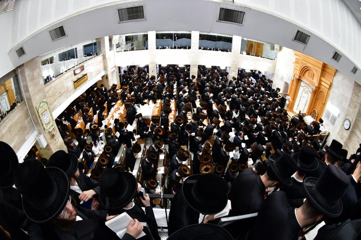 ערב ומוצאי יום הכיפורים בחצר הקודש סערט ויז'ניץ