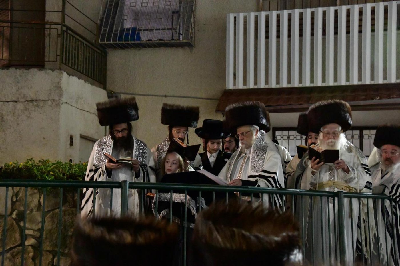 ערב ומוצאי יום הכיפורים בחצר הקודש סערט ויז'ניץ