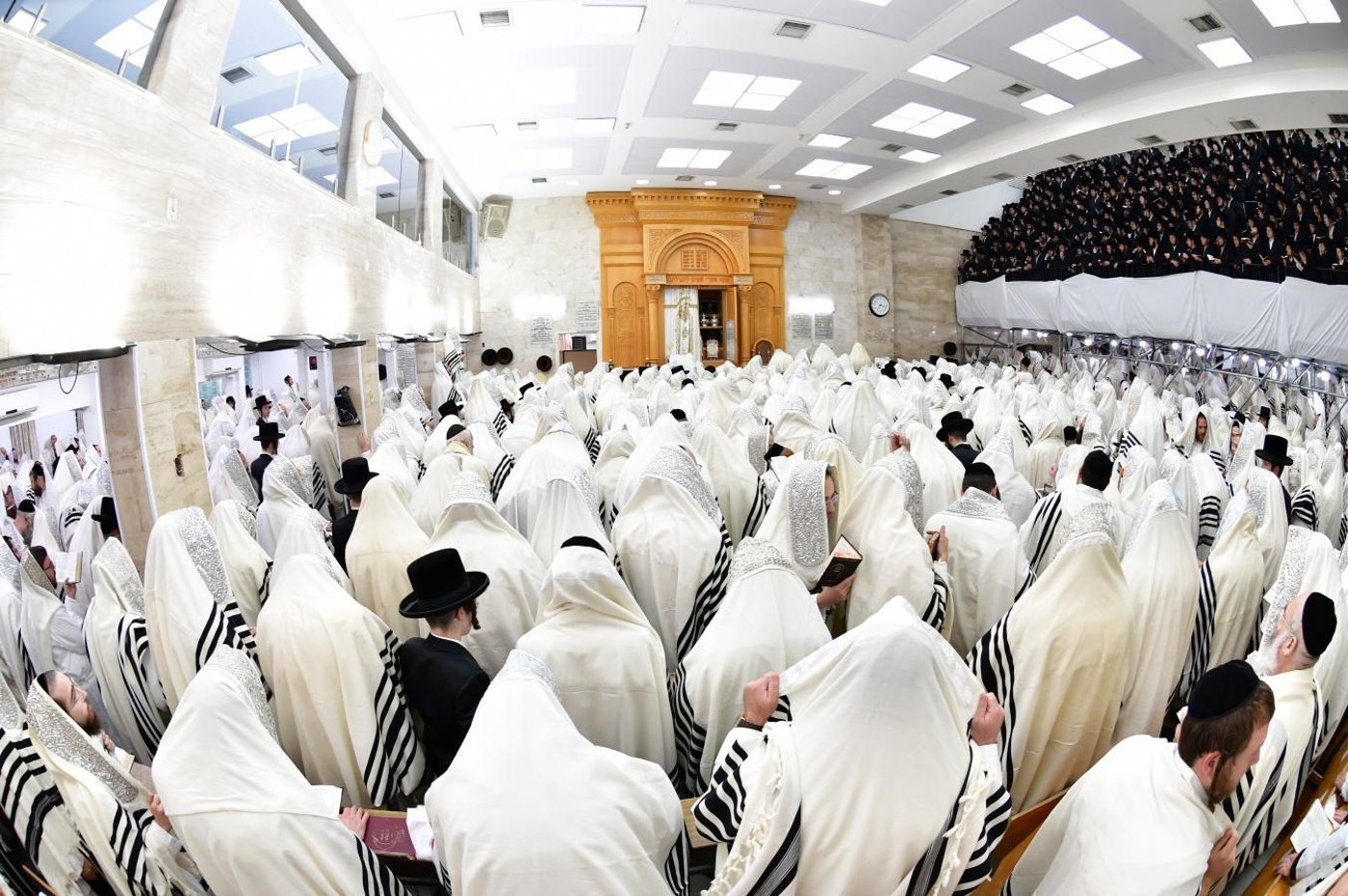 ערב ומוצאי יום הכיפורים בחצר הקודש סערט ויז'ניץ