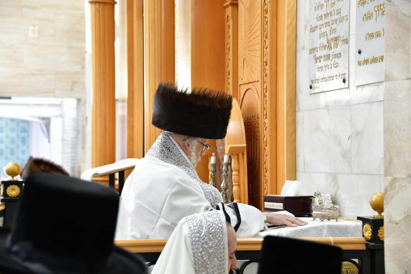 ערב ומוצאי יום הכיפורים בחצר הקודש סערט ויז'ניץ