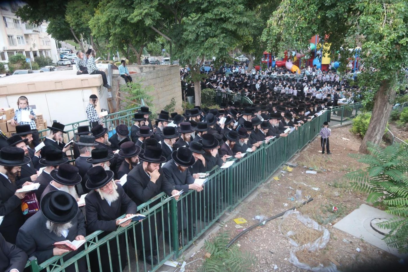 ערב ומוצאי יום הכיפורים בחצר הקודש סערט ויז'ניץ