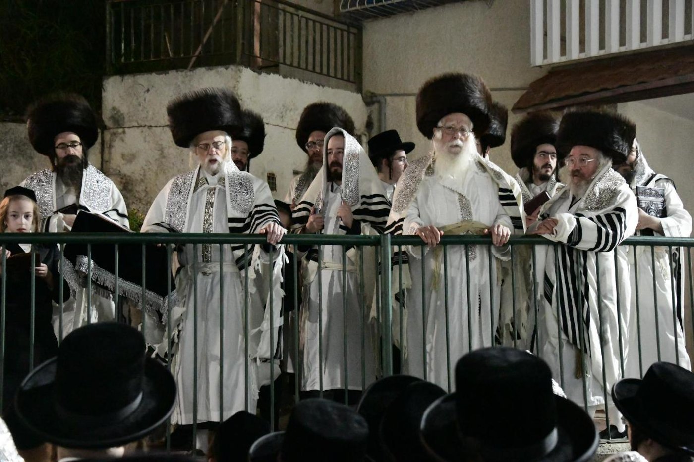 ערב ומוצאי יום הכיפורים בחצר הקודש סערט ויז'ניץ