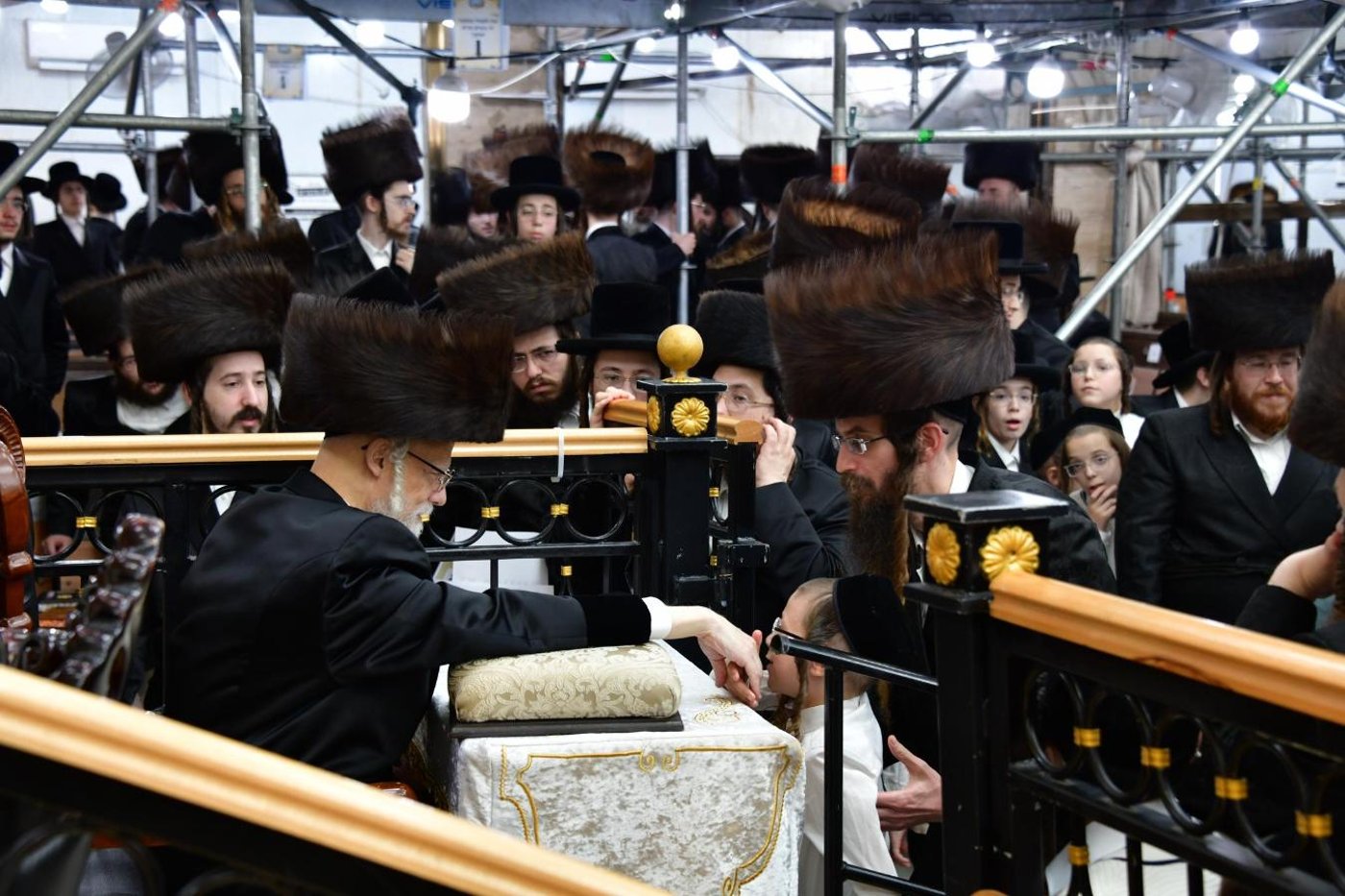 ערב ומוצאי יום הכיפורים בחצר הקודש סערט ויז'ניץ