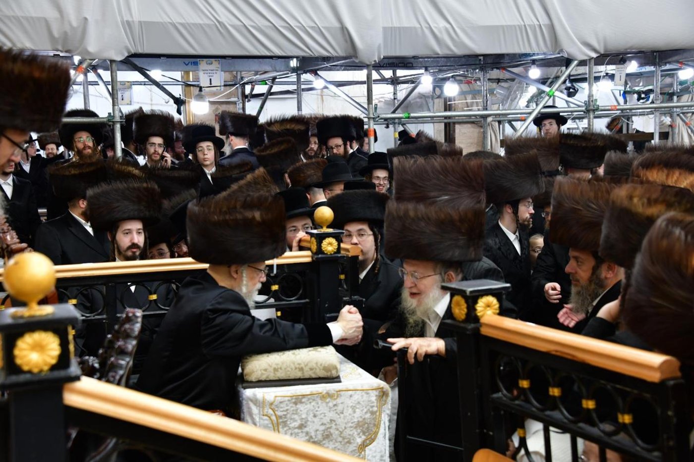 ערב ומוצאי יום הכיפורים בחצר הקודש סערט ויז'ניץ