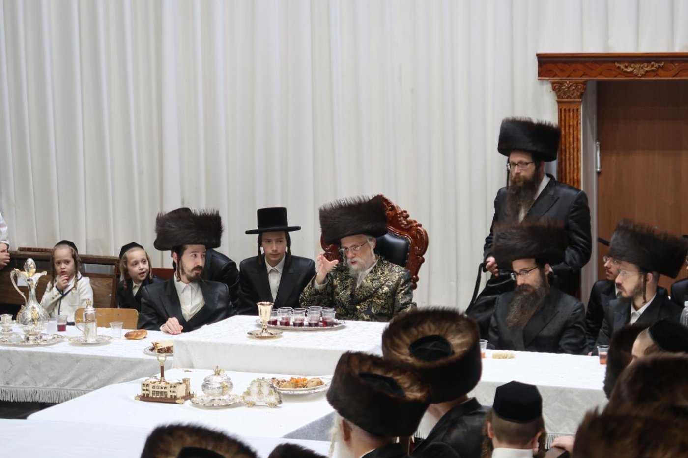 ערב ומוצאי יום הכיפורים בחצר הקודש סערט ויז'ניץ
