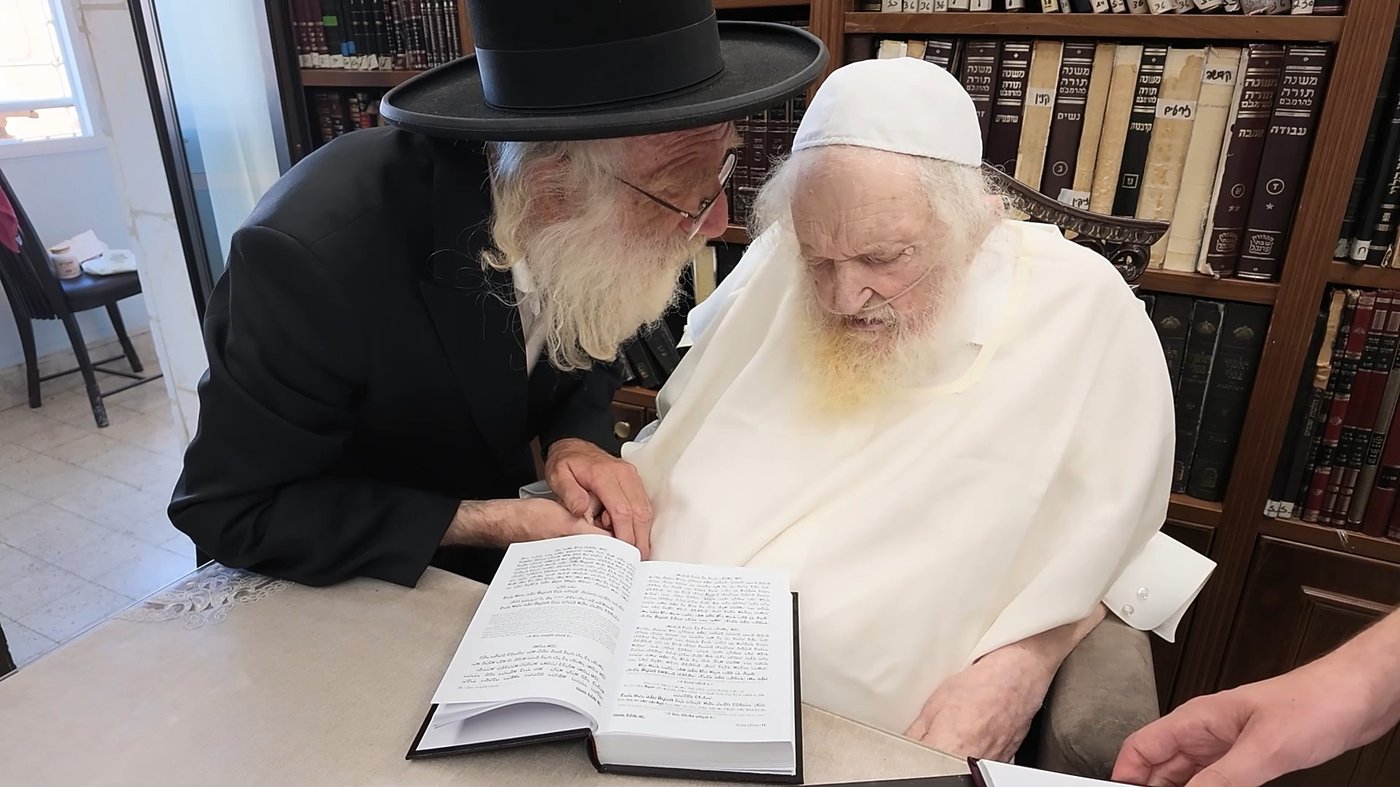 הגאון רבי חיים עוזר שטרנבוך מקבל ברכה מאביו מרן הגר"מ שטרנבוך שליט"א
