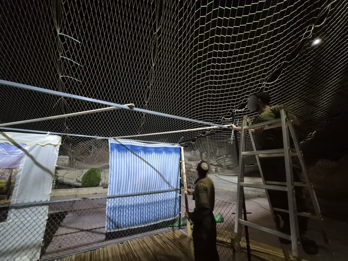 תיעוד: לוחמים חרדים בונים סוכות בגזרות הלחימה בלבנון