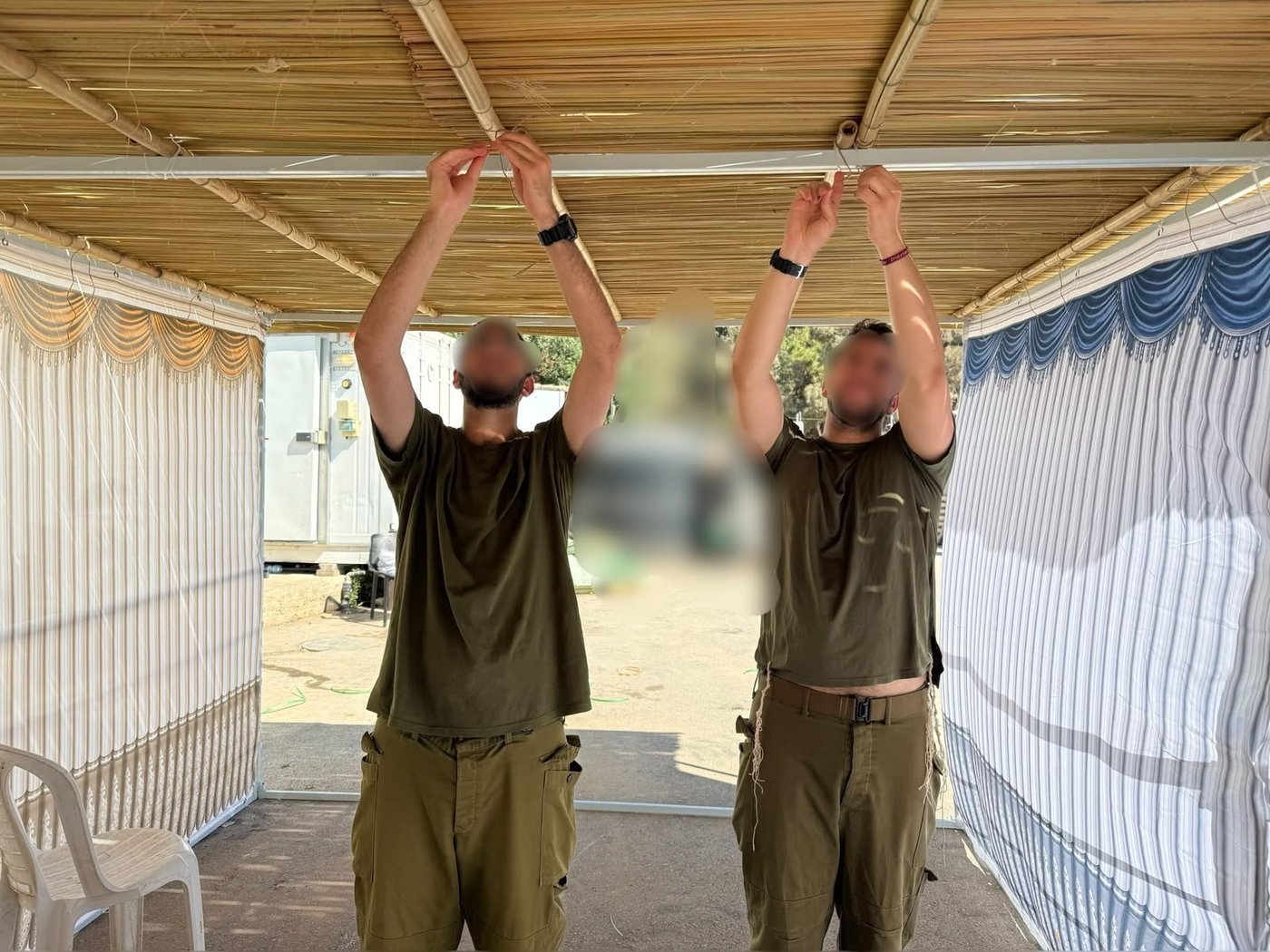 תיעוד: לוחמים חרדים בונים סוכות בגזרות הלחימה בלבנון