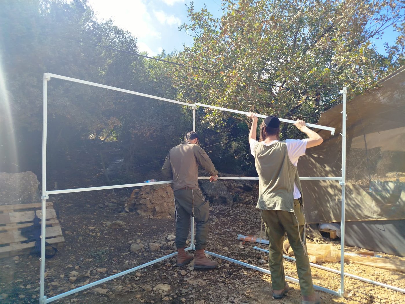 תיעוד: לוחמים חרדים בונים סוכות בגזרות הלחימה בלבנון