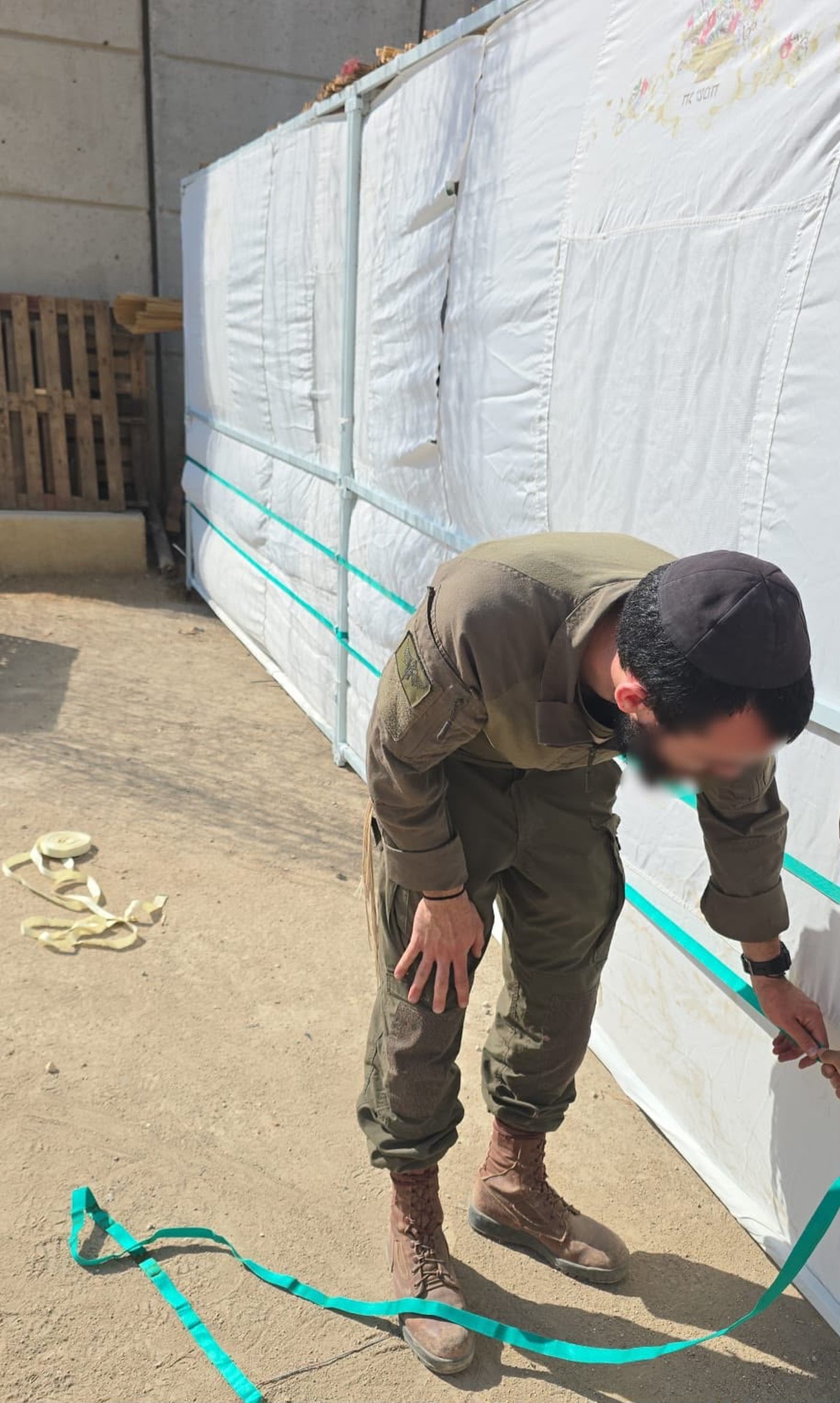 תיעוד: לוחמים חרדים בונים סוכות בגזרות הלחימה בלבנון