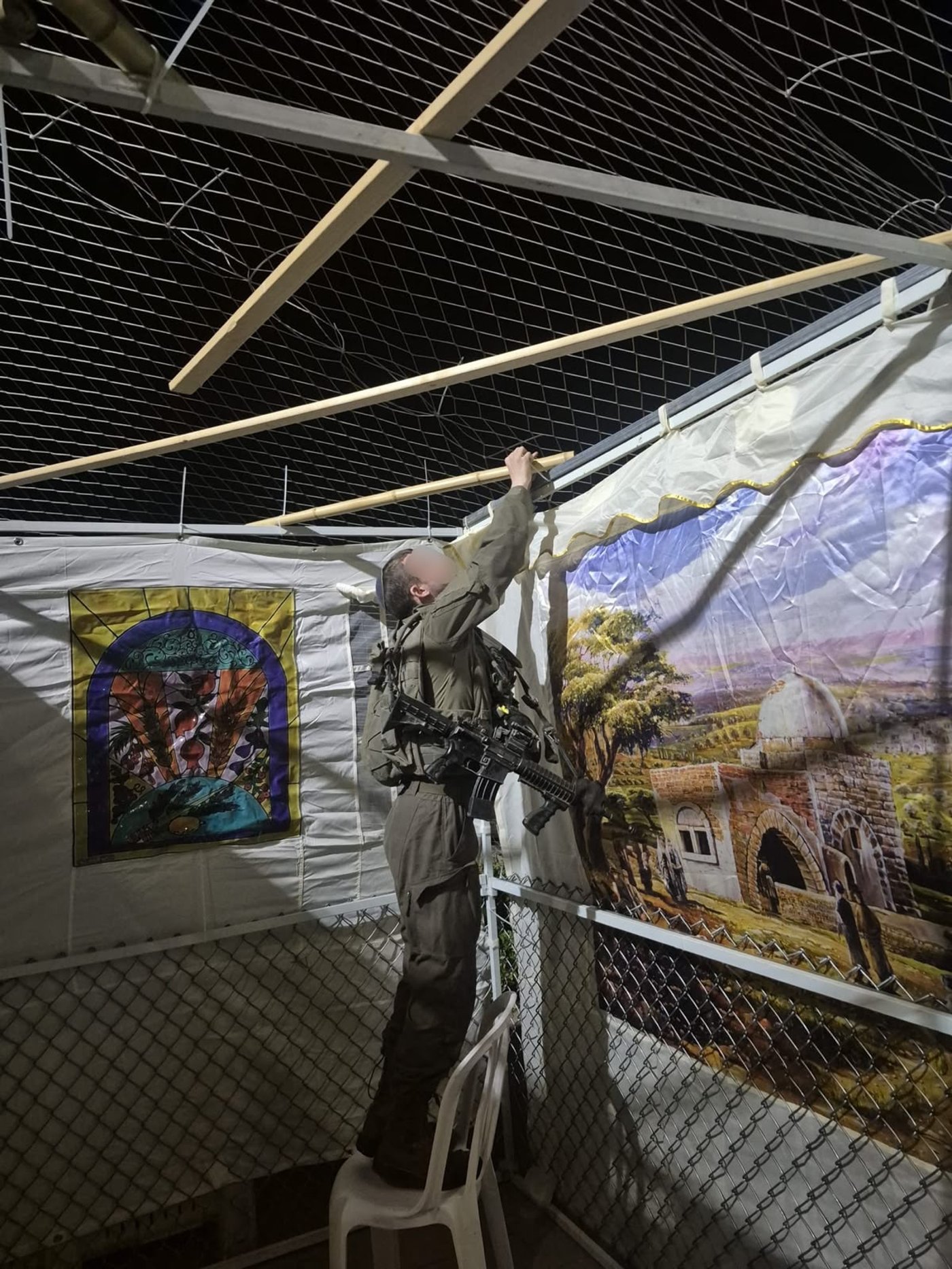 תיעוד: לוחמים חרדים בונים סוכות בגזרות הלחימה בלבנון