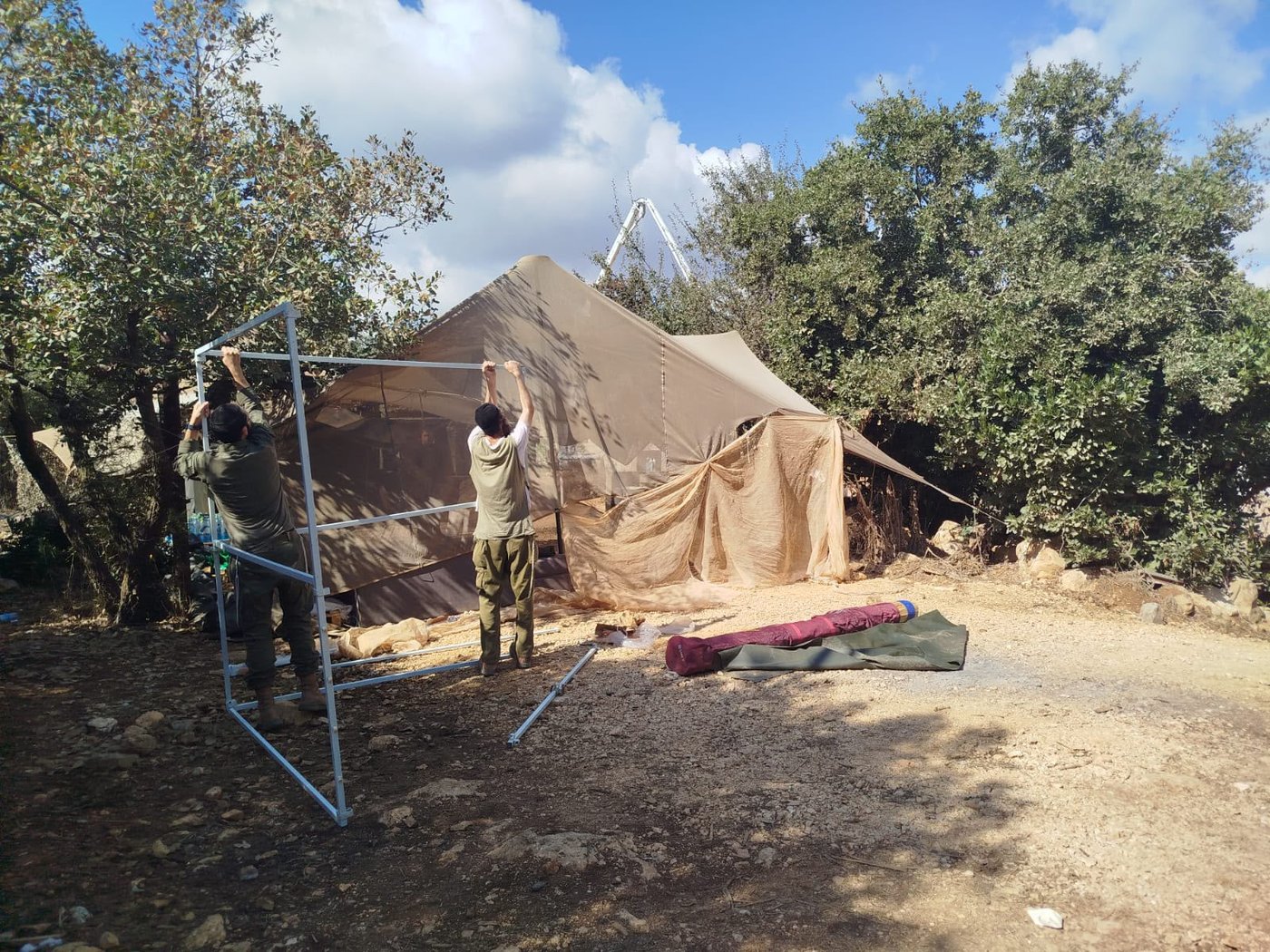 תיעוד: לוחמים חרדים בונים סוכות בגזרות הלחימה בלבנון