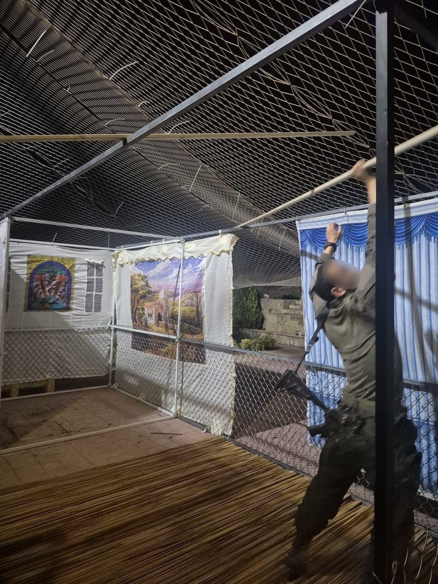 תיעוד: לוחמים חרדים בונים סוכות בגזרות הלחימה בלבנון