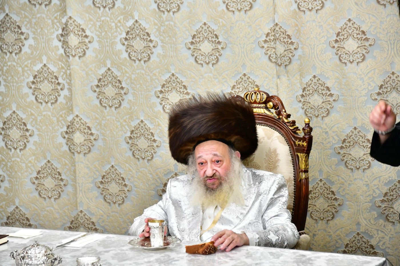 האדמו"ר מדעעש  בטיש חול המועד סוכות