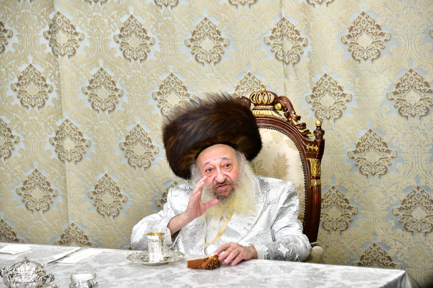 האדמו"ר מדעעש  בטיש חול המועד סוכות