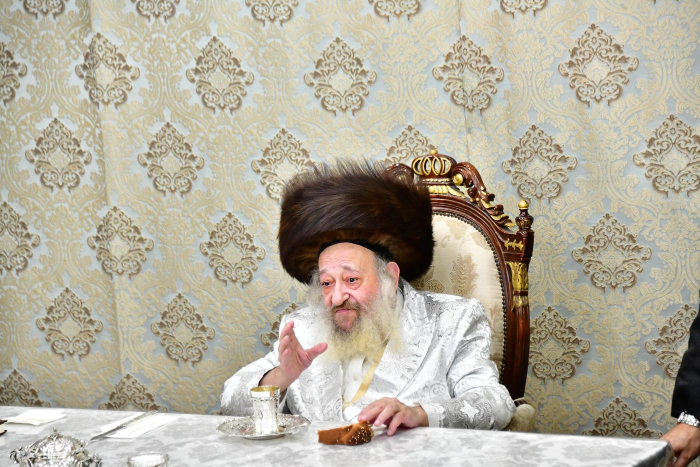 האדמו"ר מדעעש  בטיש חול המועד סוכות