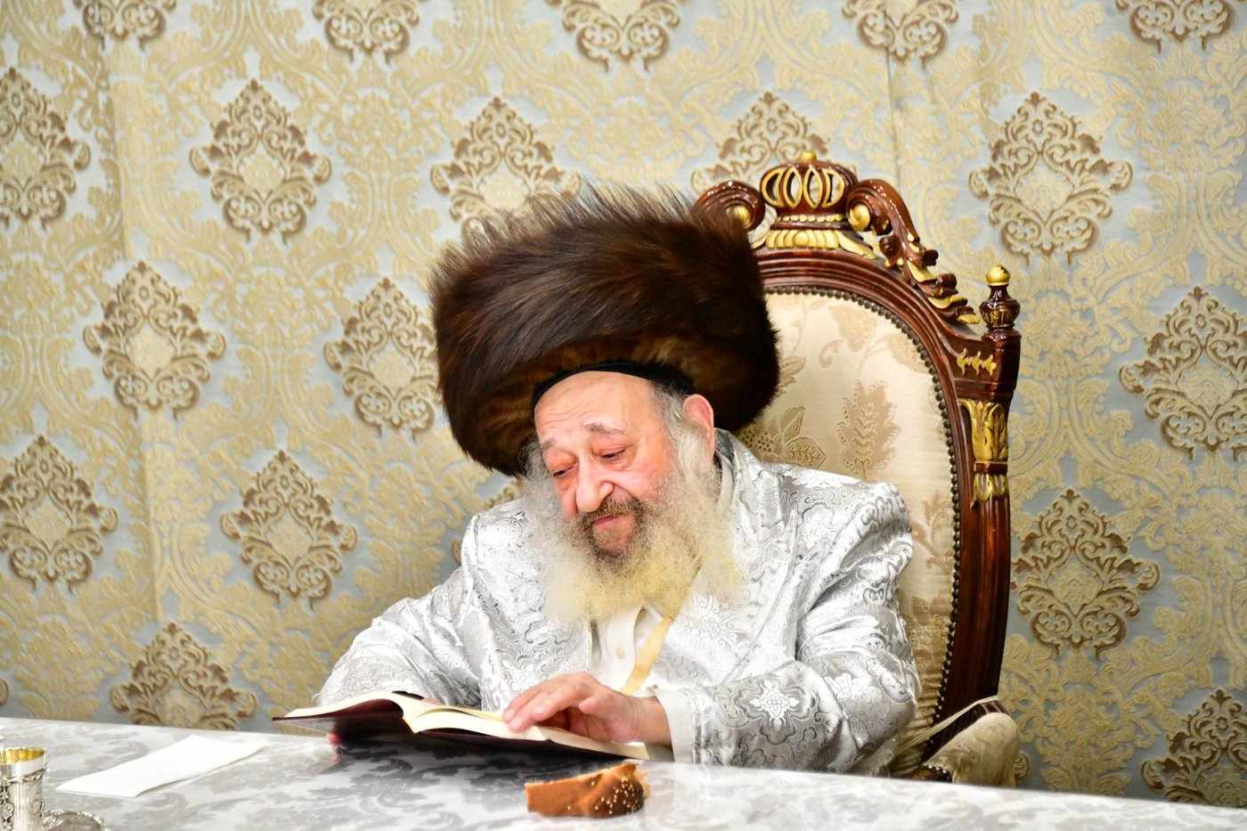 האדמו"ר מדעעש  בטיש חול המועד סוכות
