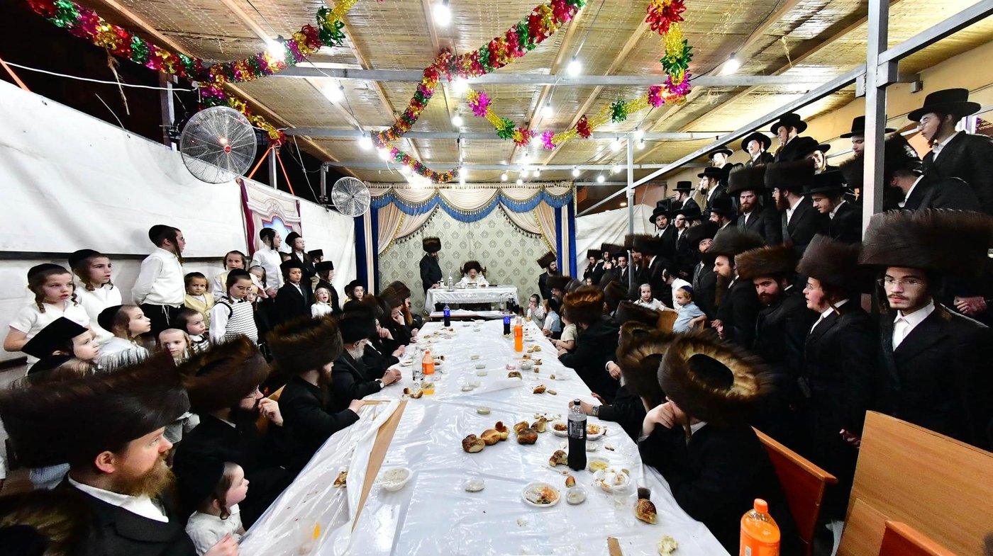 האדמו"ר מדעעש שליט"א בטיש חול המועד סוכות