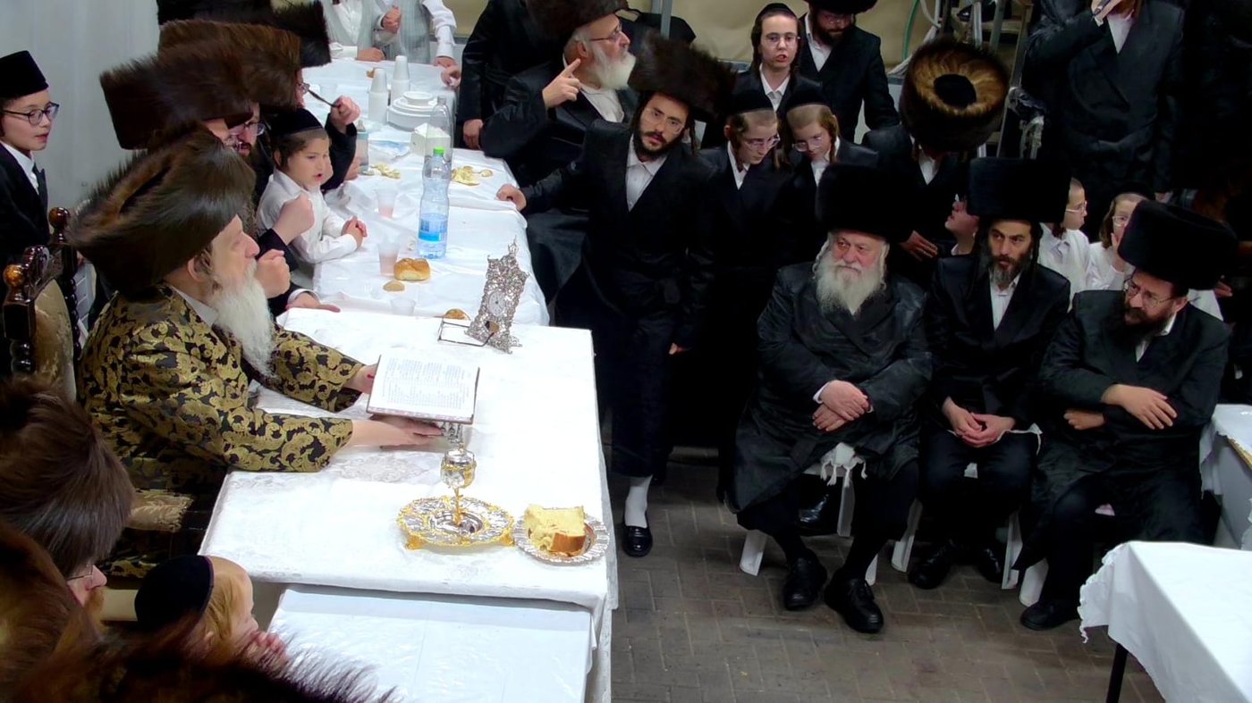 ח"כ גולדקנופף ומוטי בבצ'יק בטיש חול המועד אצל האדמו"ר מדז'יקוב ויז'ניץ | צילום: משה מזרחי