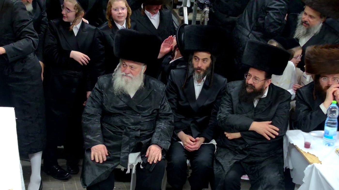 ח"כ גולדקנופף ומוטי בבצ'יק בטיש חול המועד אצל האדמו"ר מדז'יקוב ויז'ניץ | צילום: משה מזרחי