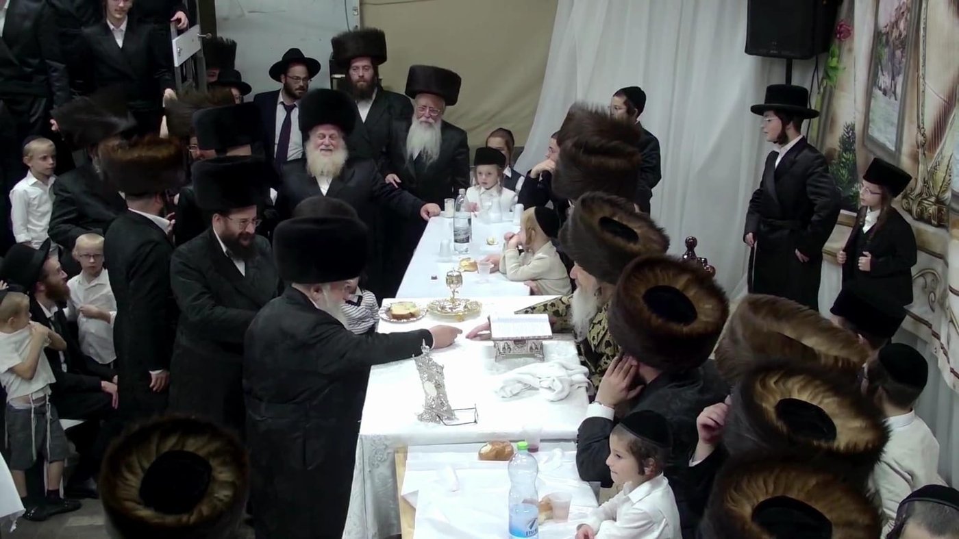 ח"כ גולדקנופף ומוטי בבצ'יק בטיש חול המועד אצל האדמו"ר מדז'יקוב ויז'ניץ | צילום: משה מזרחי
