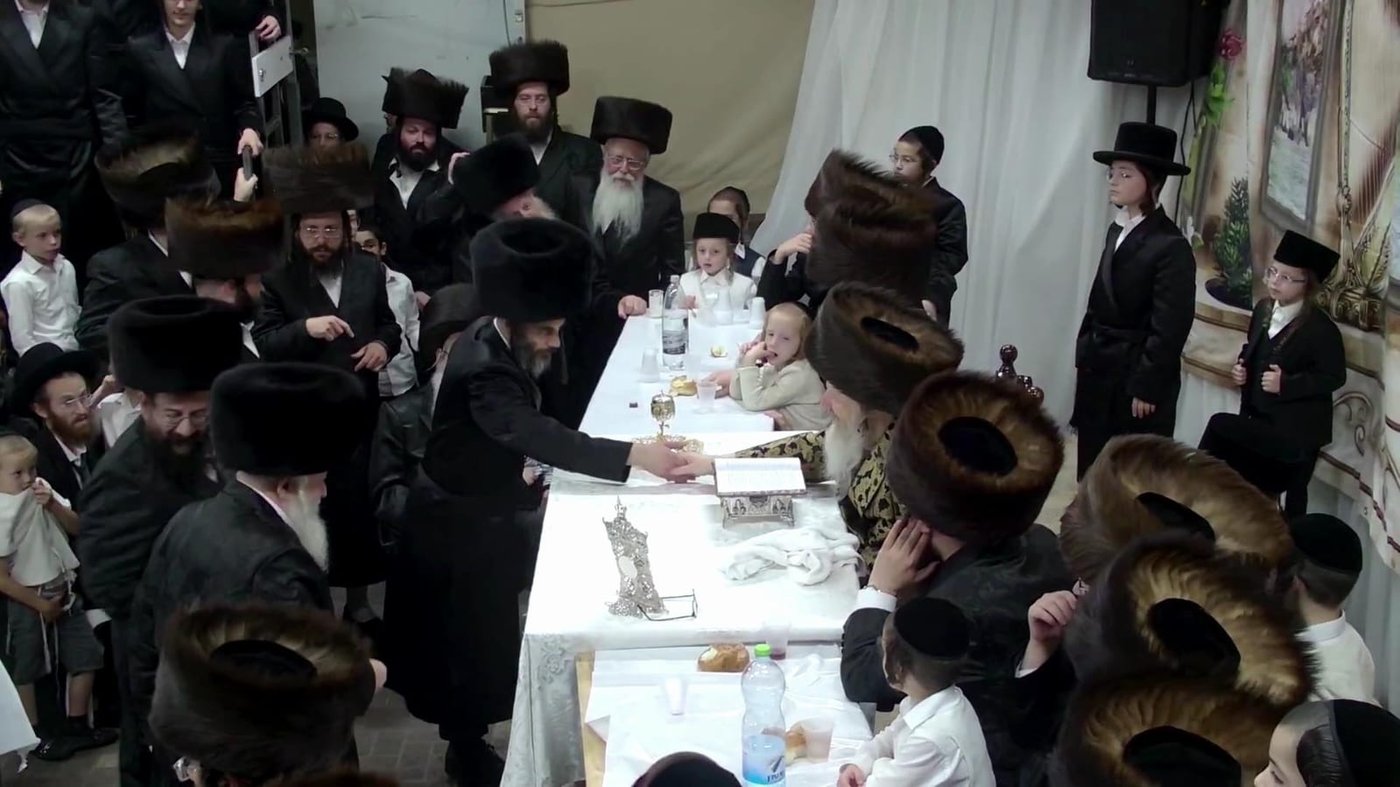 ח"כ גולדקנופף ומוטי בבצ'יק בטיש חול המועד אצל האדמו"ר מדז'יקוב ויז'ניץ | צילום: משה מזרחי