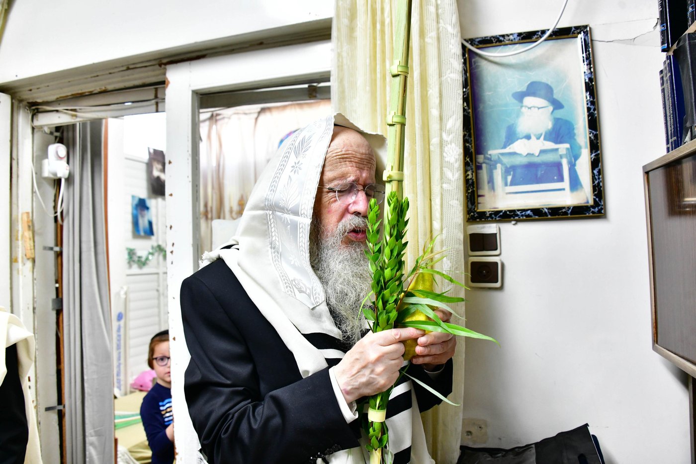 הגאון רבי ברוך דב פוברסקי והגאון רבי חיים פרץ ברמן בנטילת לולב | צילום: שוקי לרר