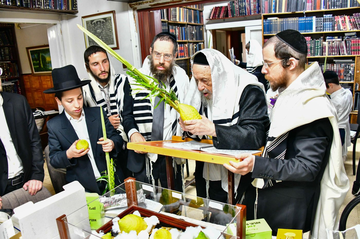 הגאון רבי ברוך דב פוברסקי והגאון רבי חיים פרץ ברמן בנטילת לולב |