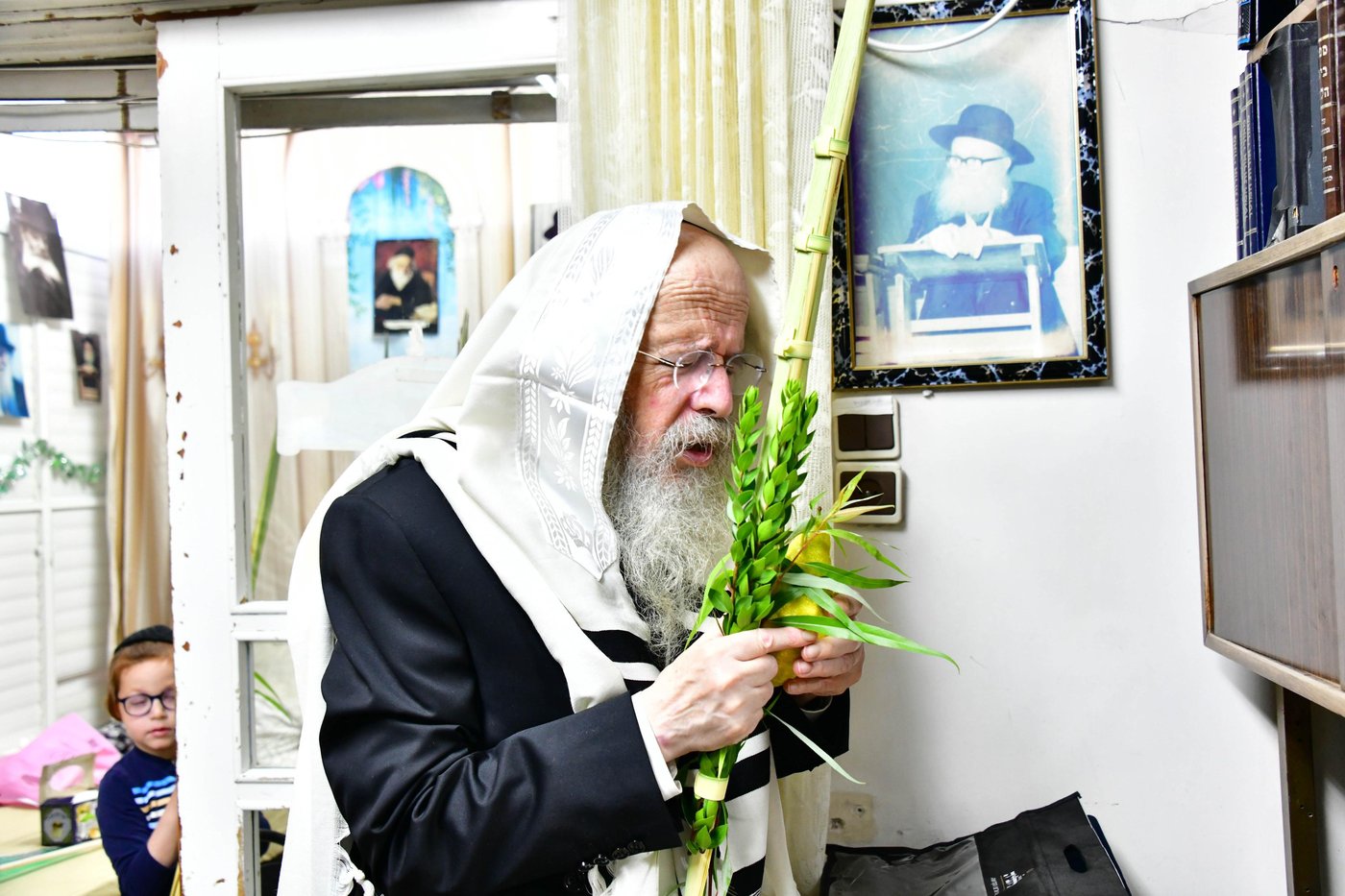 הגאון רבי ברוך דב פוברסקי והגאון רבי חיים פרץ ברמן בנטילת לולב | צילום: שוקי לרר