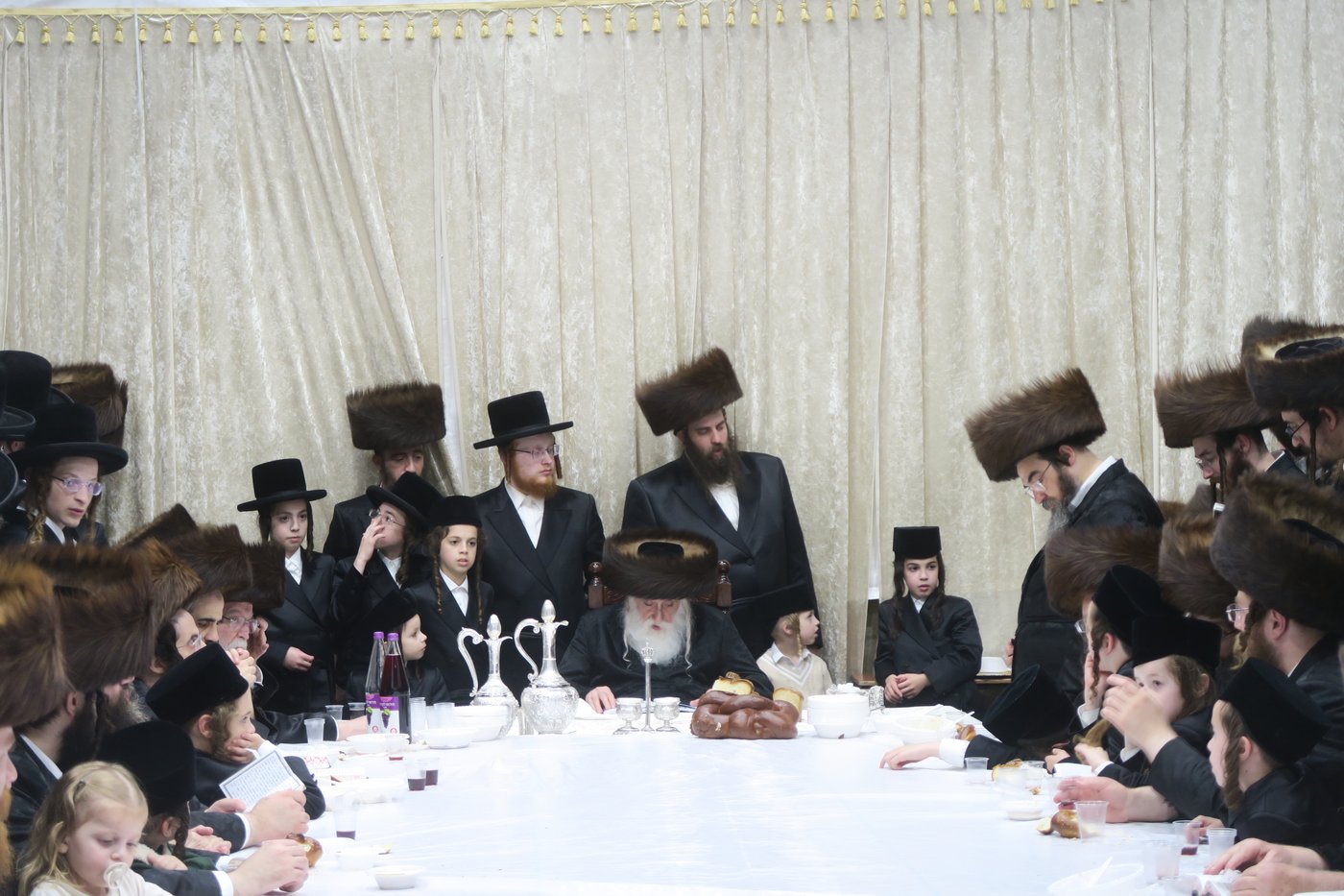 האדמו"ר ממכנובקא בעלזא שליט"א בטיש חול המועד סוכות