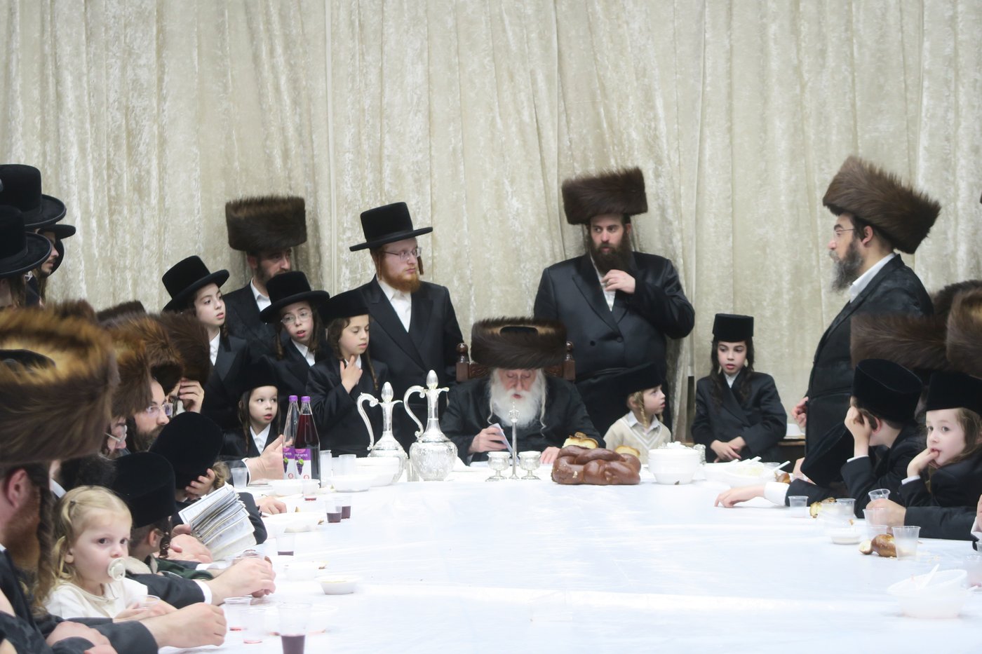 האדמו"ר ממכנובקא בעלזא שליט"א בטיש חול המועד סוכות