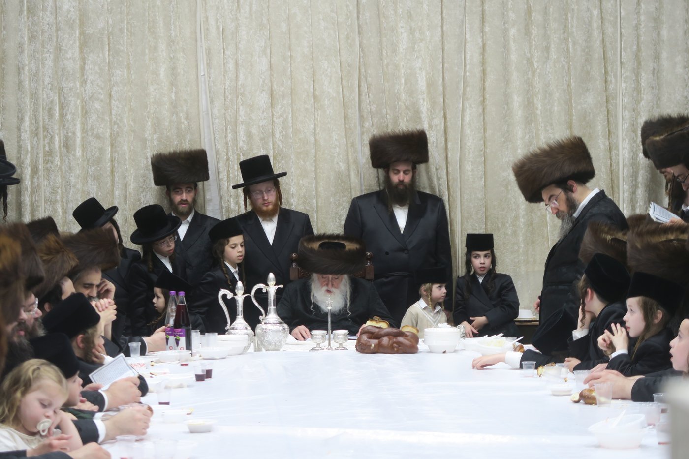 האדמו"ר ממכנובקא בעלזא שליט"א בטיש חול המועד סוכות