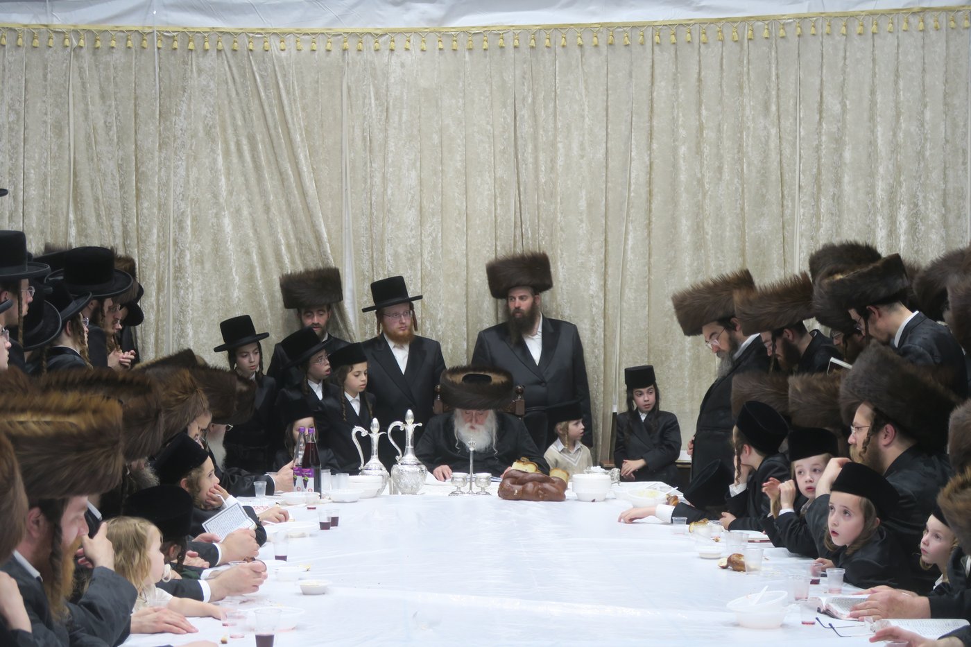 האדמו"ר ממכנובקא בעלזא שליט"א בטיש חול המועד סוכות