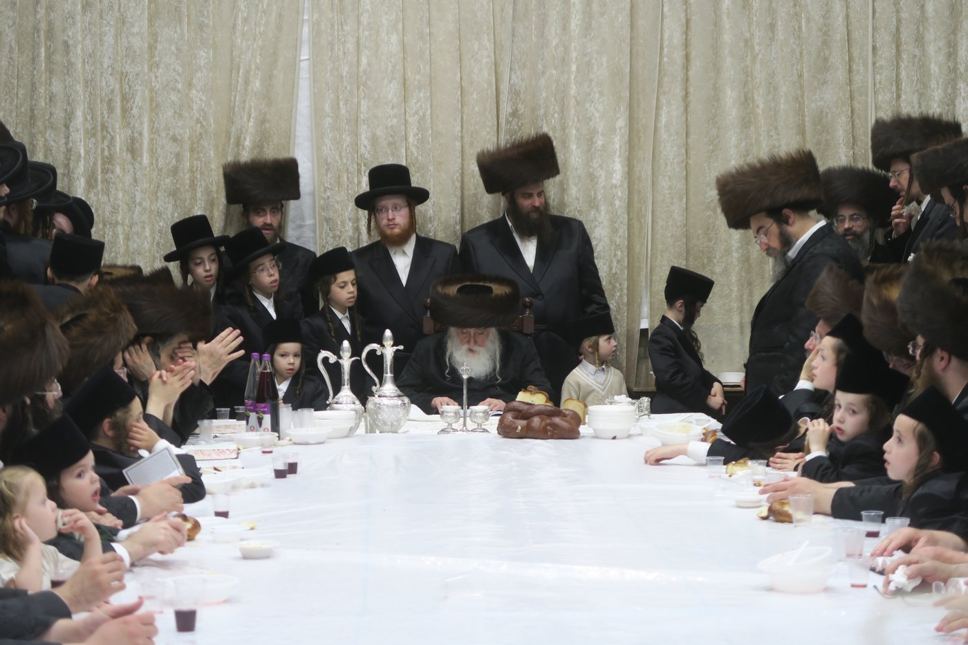 האדמו"ר ממכנובקא בעלזא שליט"א בטיש חול המועד סוכות