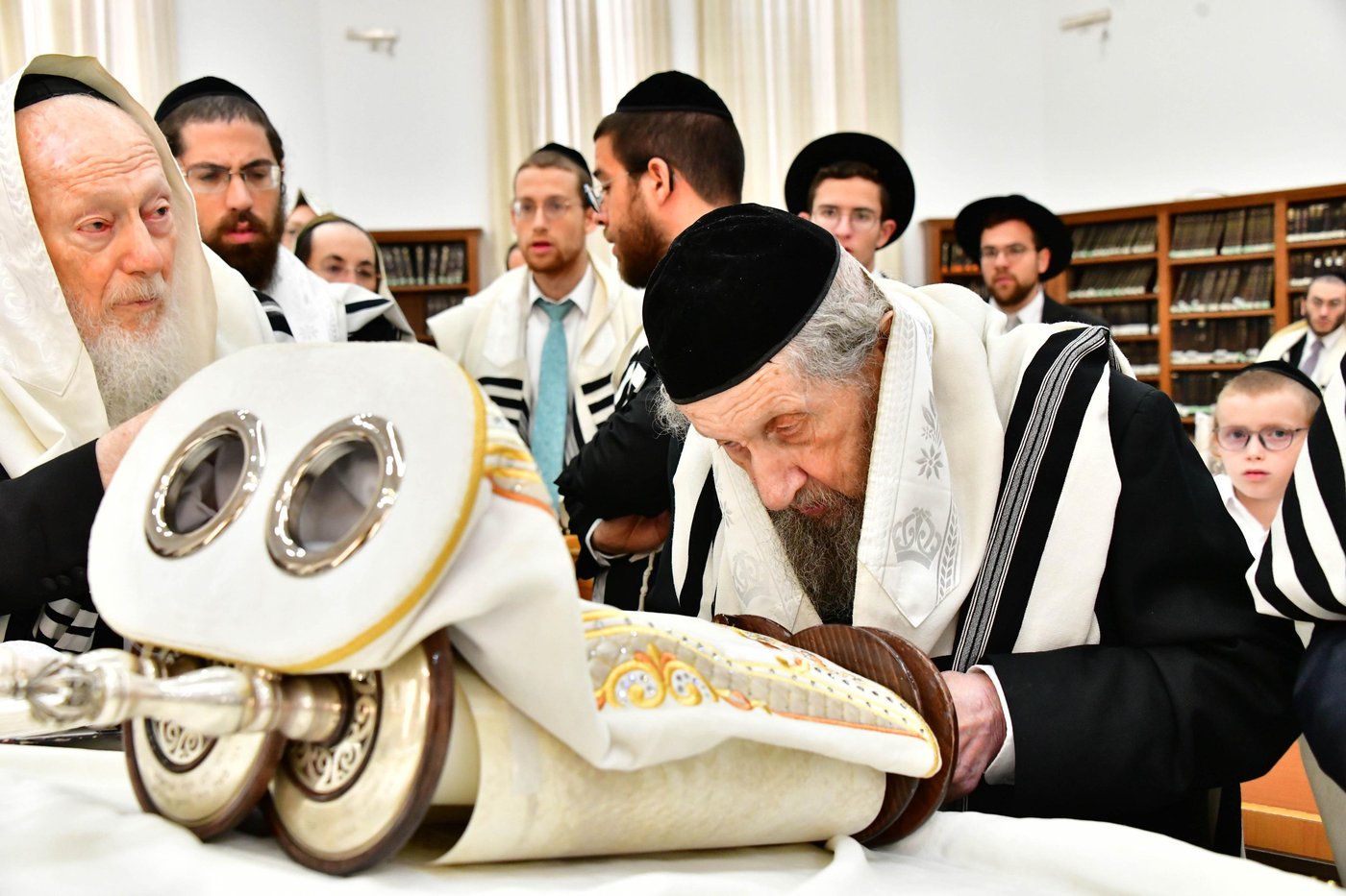 הגאון רבי דב לנדו  והגאון רבי משה הלל הירש  בנטילת לולב | צילום: שוקי לרר