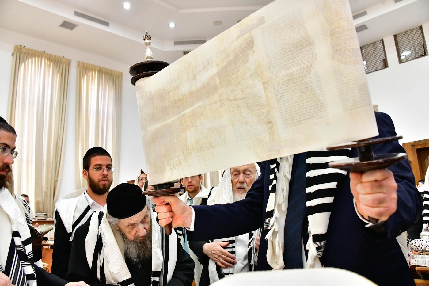 הגאון רבי דב לנדו  והגאון רבי משה הלל הירש  בנטילת לולב | צילום: שוקי לרר