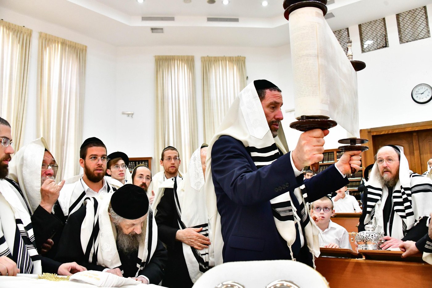 הגאון רבי דב לנדו  והגאון רבי משה הלל הירש  בנטילת לולב | צילום: שוקי לרר